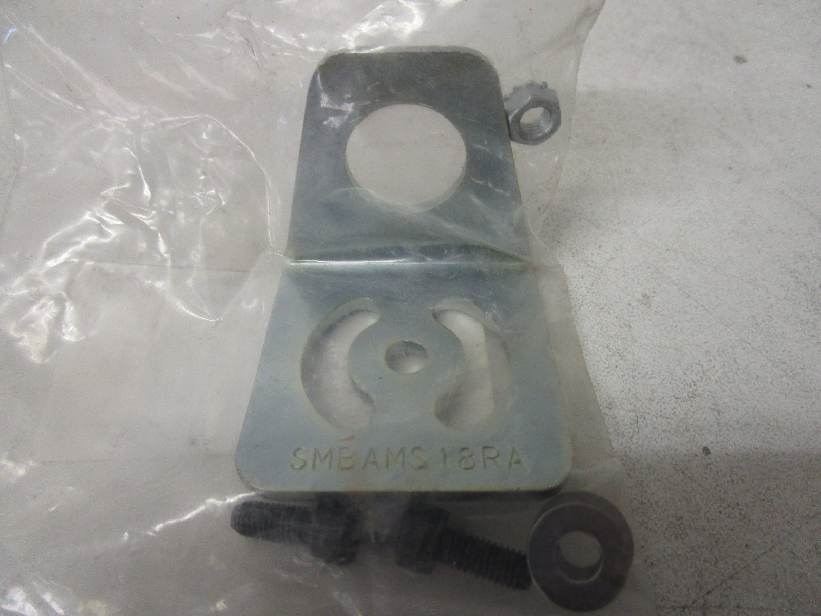 BANNER ENGINEERING SMBAMS15RA MOUNTING BRACKET W/SCREWS – NEW – FREE SHIPPING