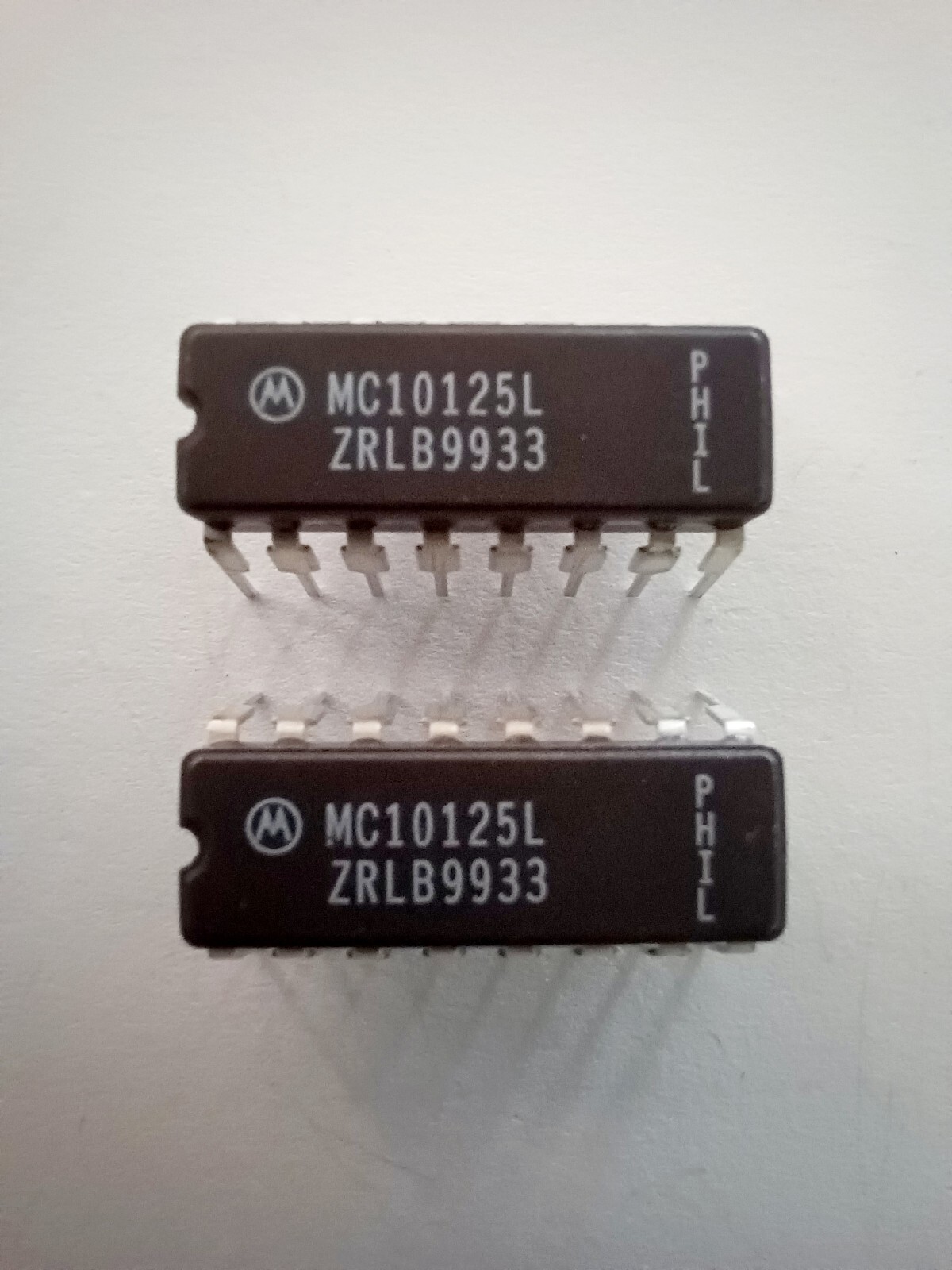 Lot of 2* MOTOROLA MC10125L MILSPEC ECL TO TTL TRANSLATOR T/O CDIP16 NEW! NOS!!!