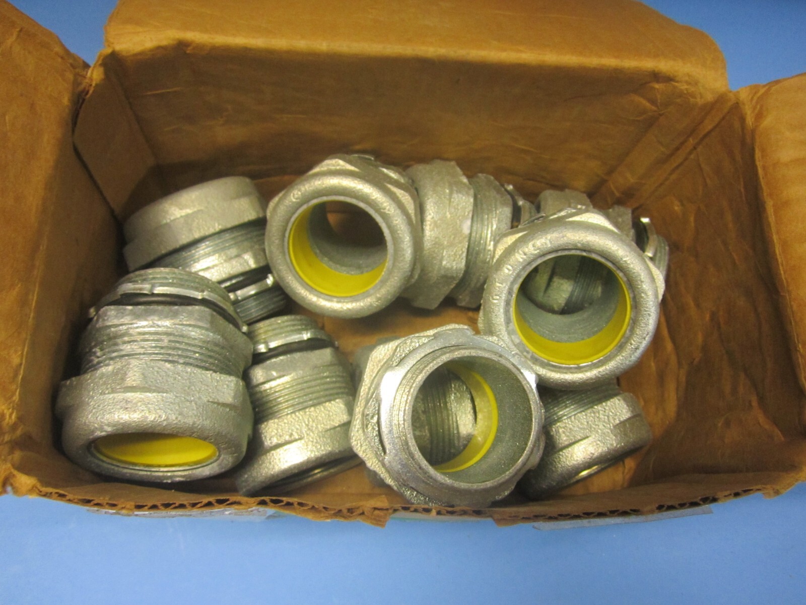 Oz Gedney SR-12514 Gold Seal 1 1/4″ Strain Relief Connector Lot of 15 NIB