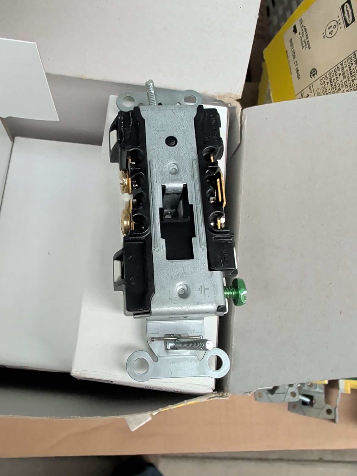 10 PK New Hubbell BR20C1WH1 20A 125V Duplex Receptacle, Half-Controlled, White