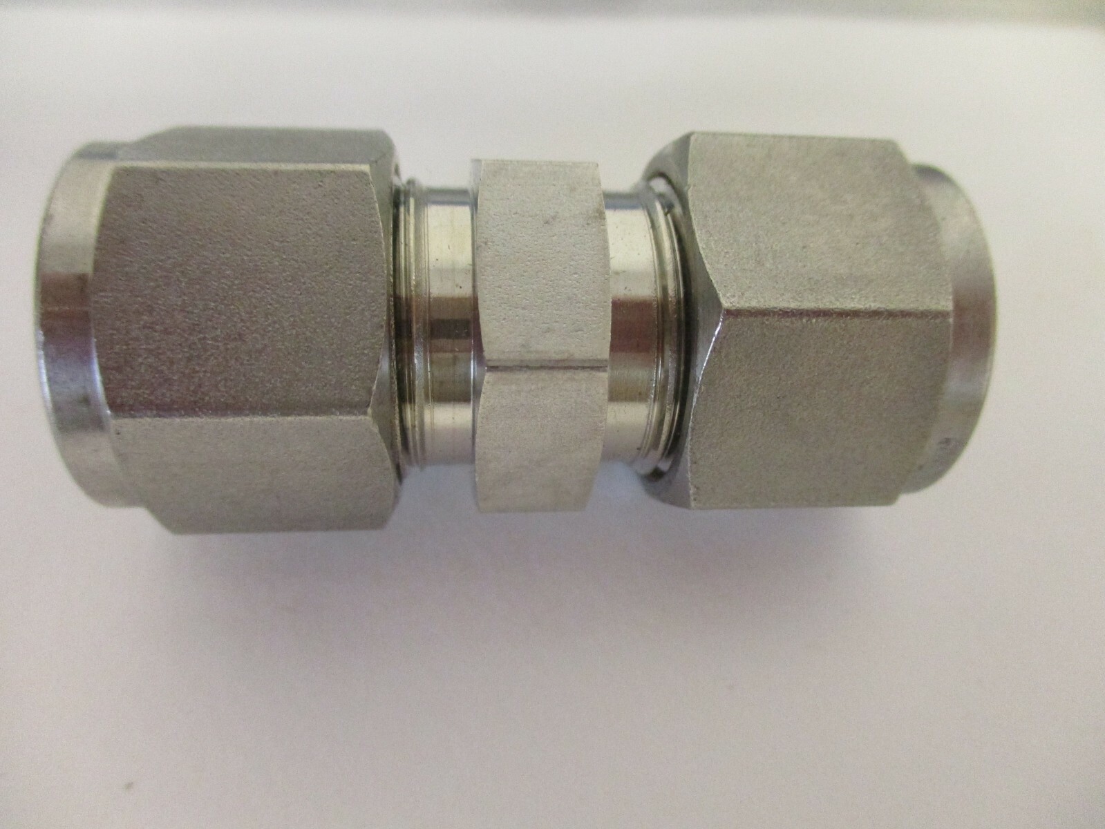SWAGELOK SS-810-6 TUBE FITTING UNION, 1/2″ X 1/2″ 316 ( LOT OF 5)