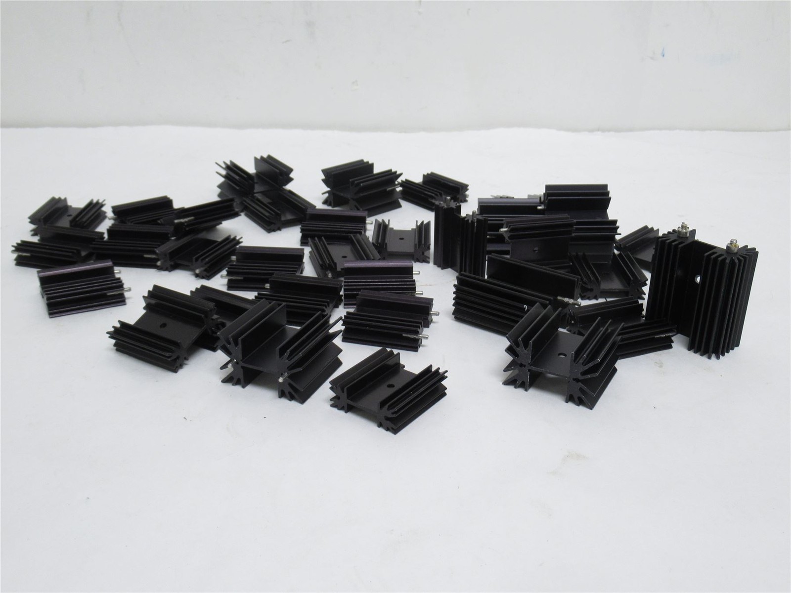 228947 New-No Box; MFG- MDL-UNKN-228947 Lot- 33; Heat Sinks; Various Size