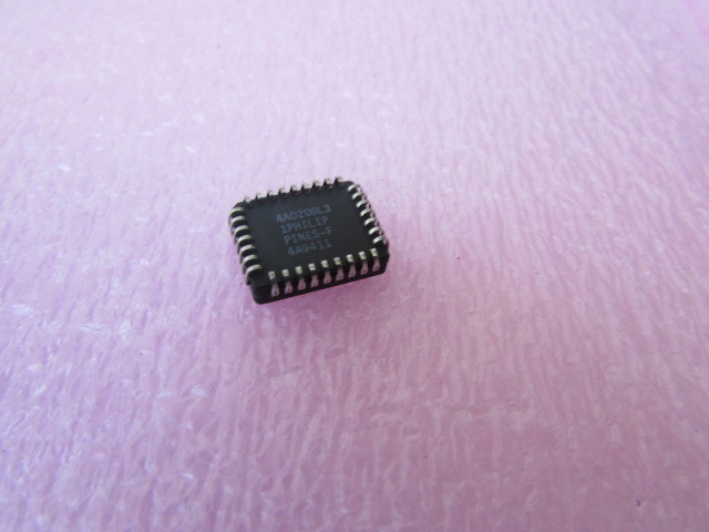 AT27C256R-12KC ATMEL 256K, 32K x 8 Ceramic Gold Window 32pin JLCC EPROM IC CPU 1
