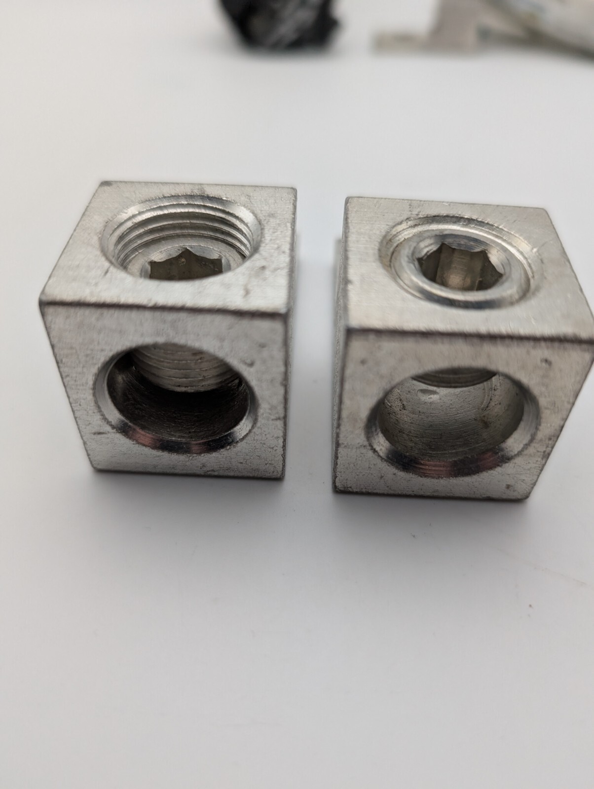(Lot Of 2) Ilsco TA-350 6-350mcm Aluminum/Copper Lug 2 1/4″