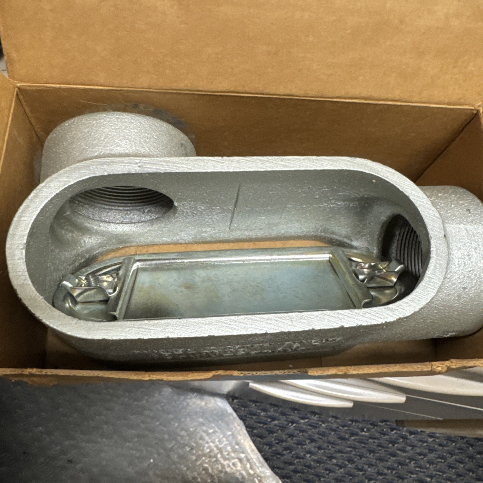 Crouse-Hinds L67, RIGID CONDUIT OUTLET BODY, 2 L FORM 7 THRD RIGID OUTLET 1 EA