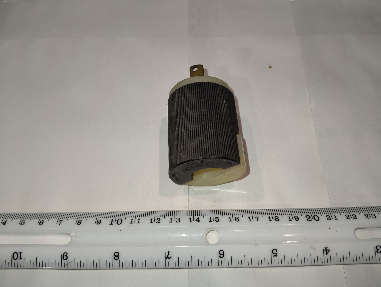 HUBBLE MIDGET TWIST LOCK FLANGED MALE LOCKING PLUG 15A 125V 2 POLE 2 WIRE
