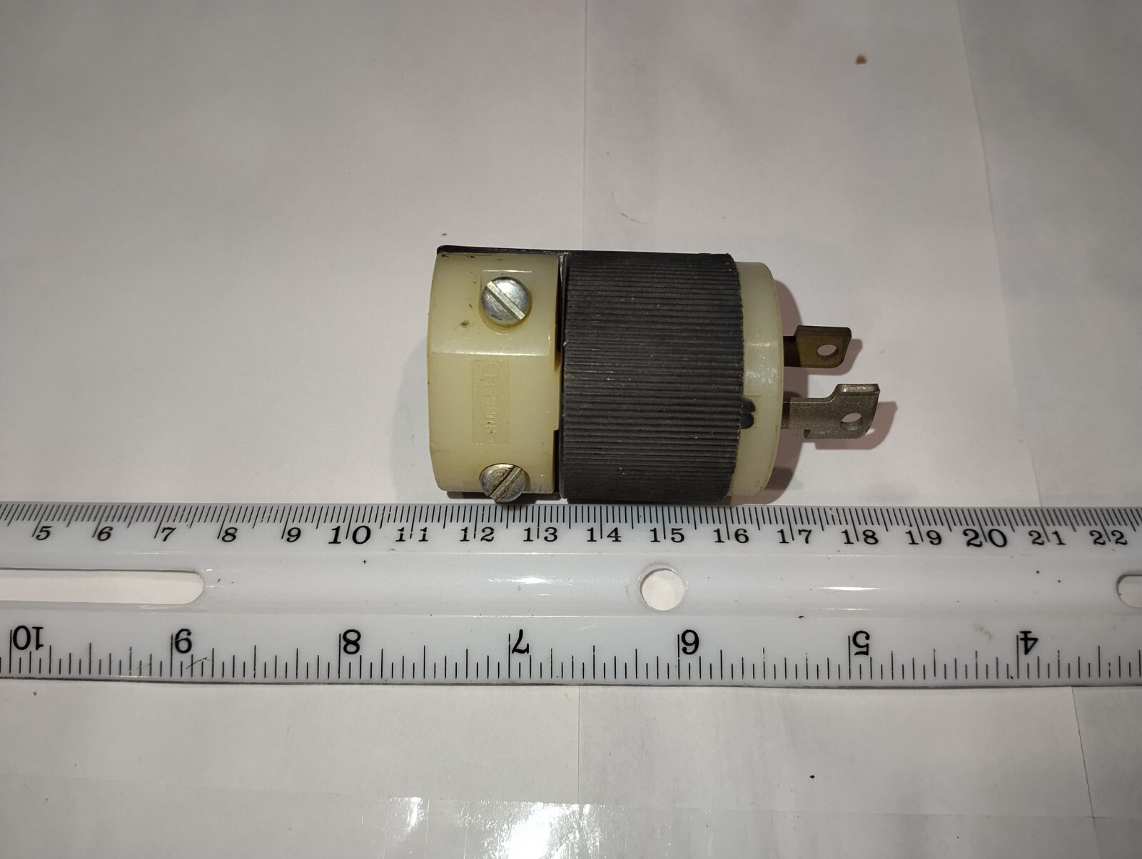 HUBBLE MIDGET TWIST LOCK FLANGED MALE LOCKING PLUG 15A 125V 2 POLE 2 WIRE