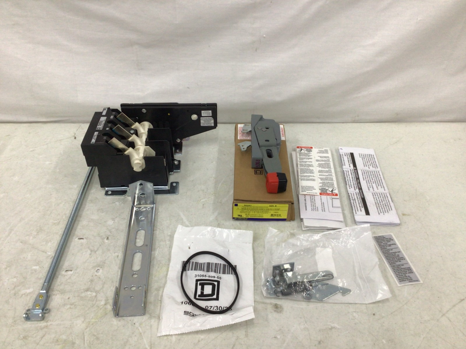 SQUARE D – 9422ATCN301 30A, 600V, no fuse 6 inch handle NEMA 4Disconnect Switch
