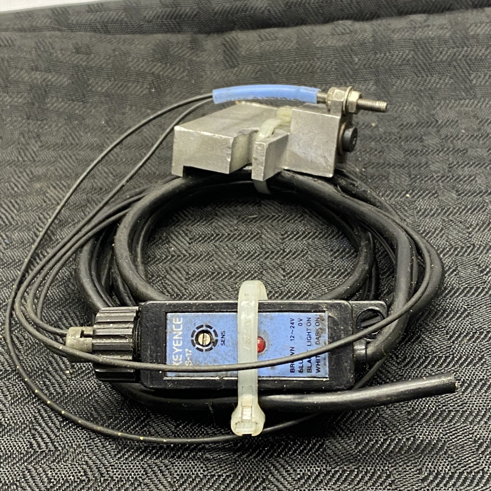 Keyence Photoelectric Sensor Amplifier FS-17