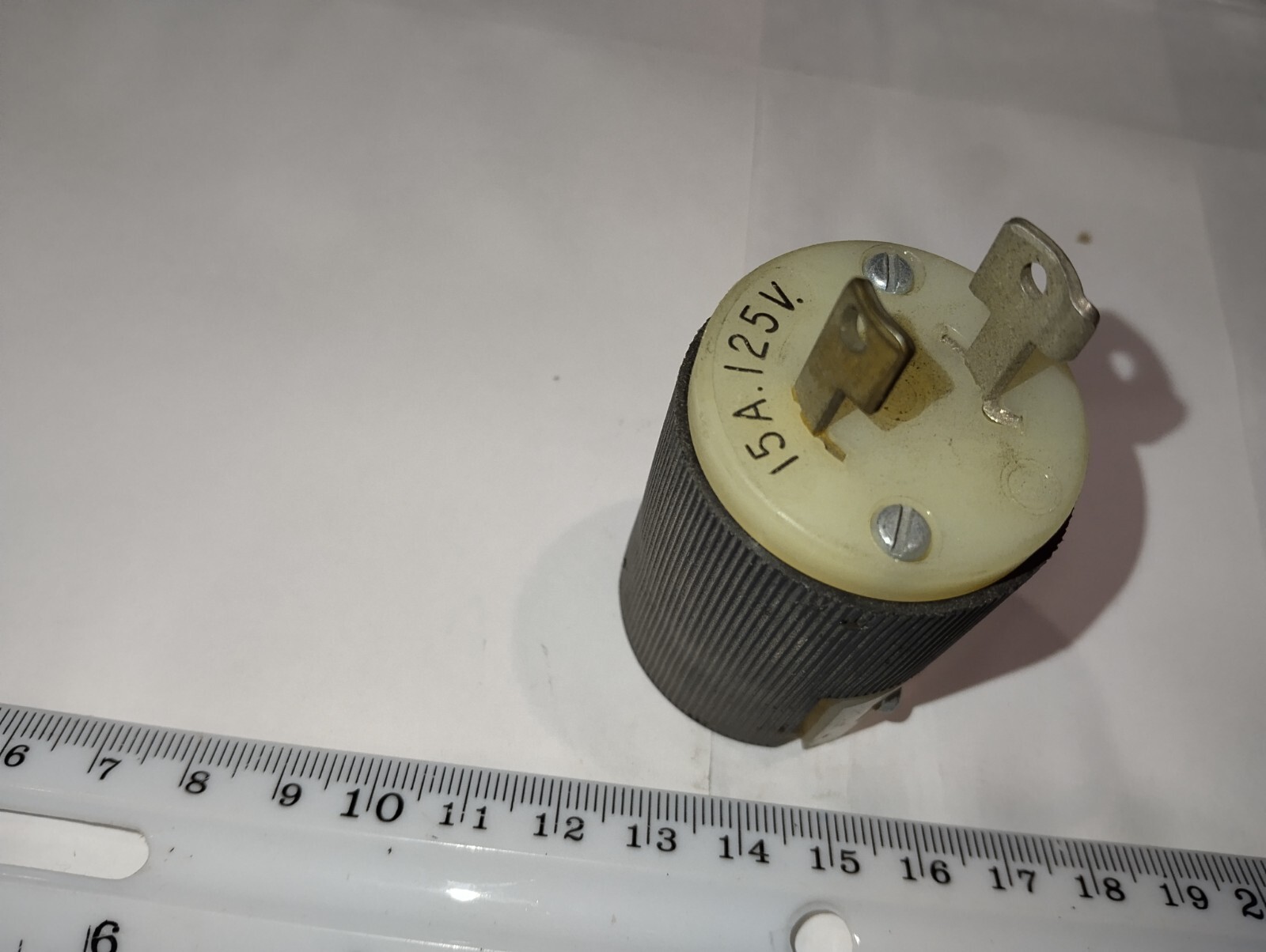HUBBLE MIDGET TWIST LOCK FLANGED MALE LOCKING PLUG 15A 125V 2 POLE 2 WIRE