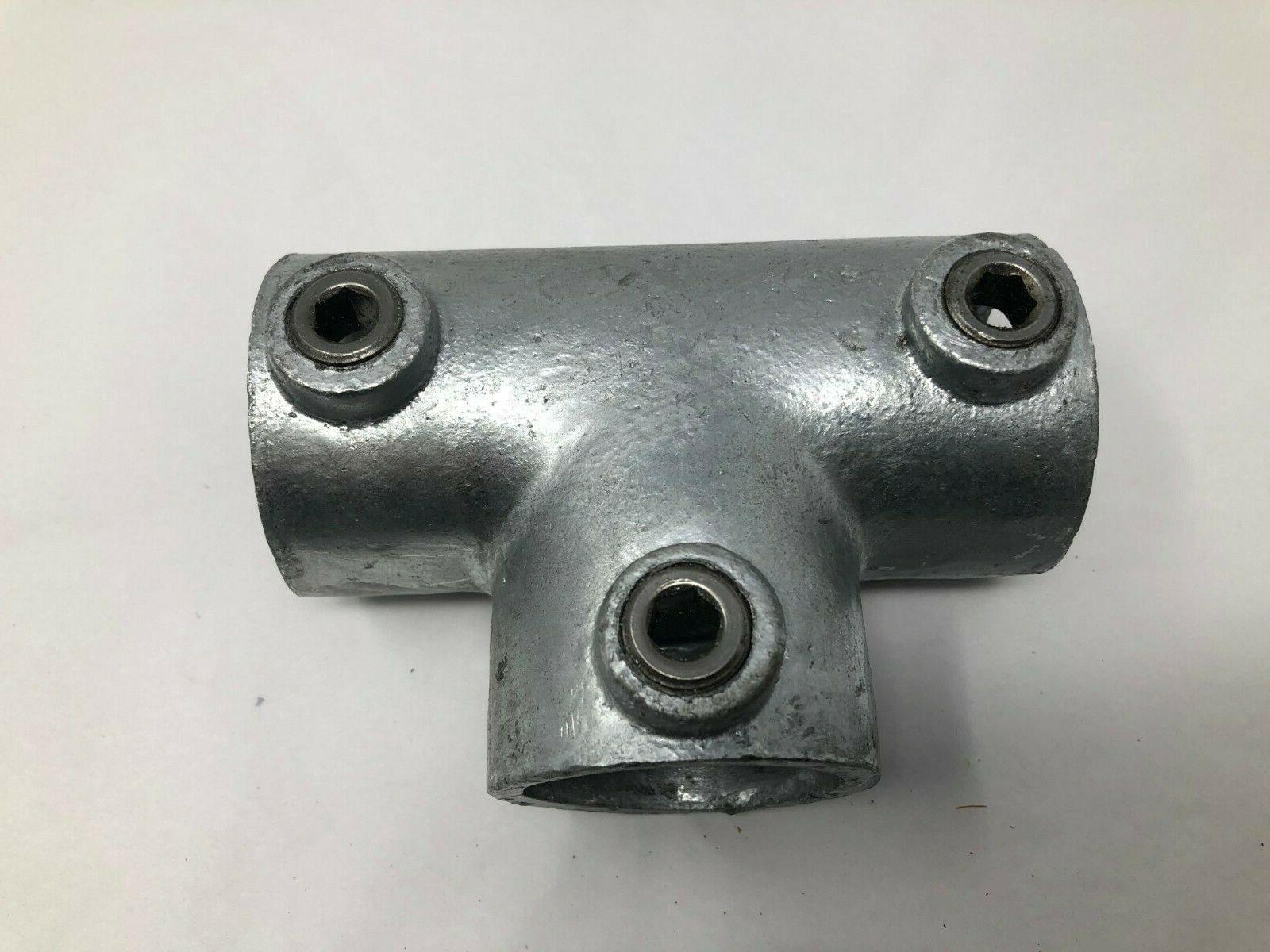 Grainger International 4NXT8 Three-Socket Tee Nominal Pipe Size 1-1/4″