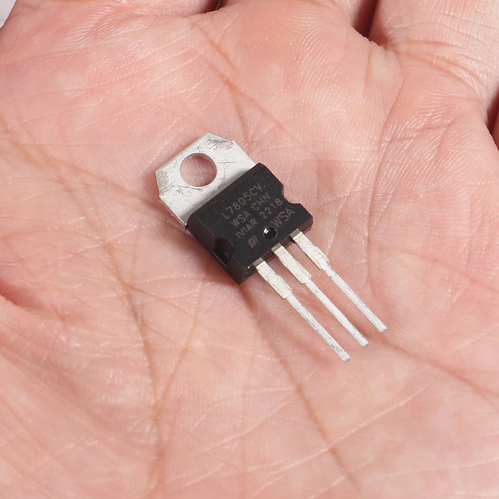 12Pcs L7805CV IC Positive Voltage Regulator Output 5V 1.5A L7805 ThreeTermina…