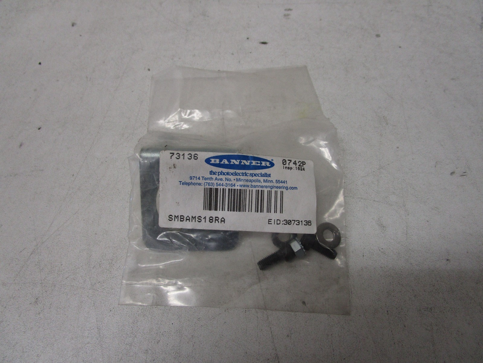 BANNER ENGINEERING SMBAMS15RA MOUNTING BRACKET W/SCREWS – NEW – FREE SHIPPING