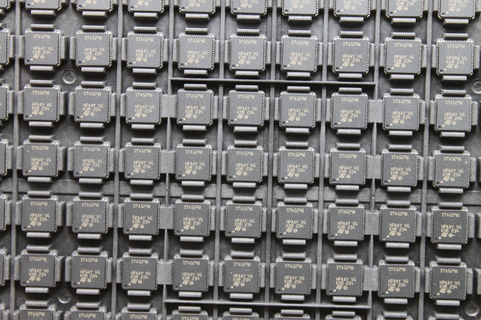(260pcs) STA529Q ST Micro FFX Audio Codec w/ Analog & Digital Inputs VFQFPN Semi