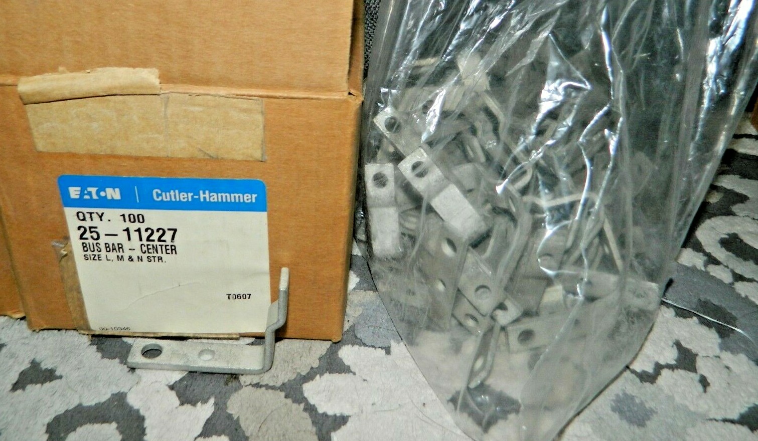 Lot of 100 New Eaton 25-11227 BUS BAR CENTER CONNECTOR for IEC size L, M, N STR.