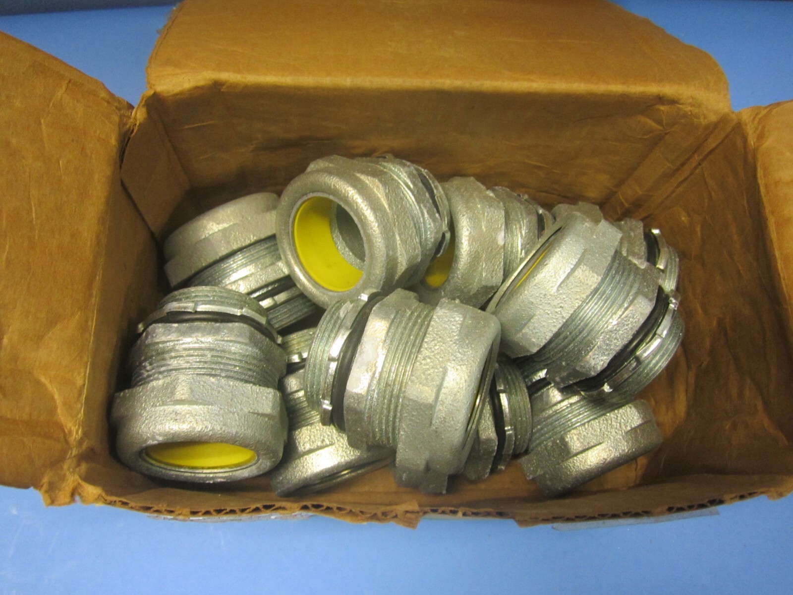 Oz Gedney SR-12514 Gold Seal 1 1/4″ Strain Relief Connector Lot of 15 NIB
