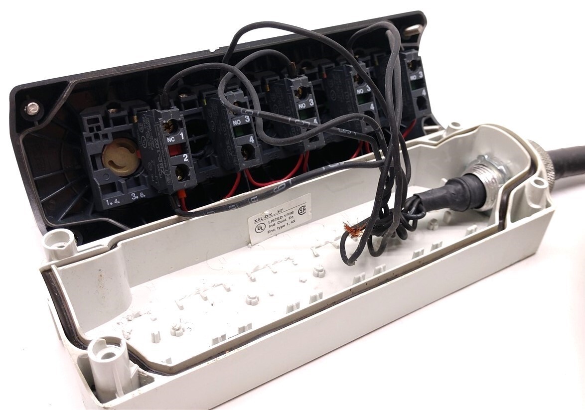 Telemecanique XAL-D/K-1-4X-H7 Enclosure, w/ 5 Buttons and Cable, Enc. Type 1, 4x