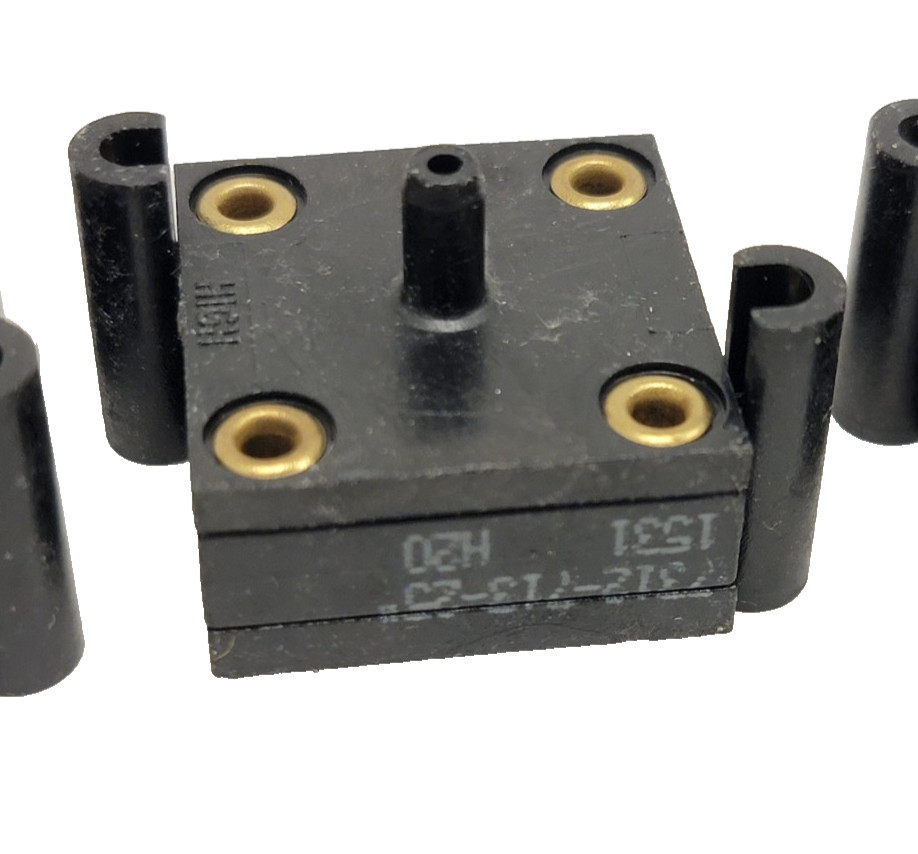 Lot of 4 New World Magnetics PSF 102 Pressure Sensor / Transducer