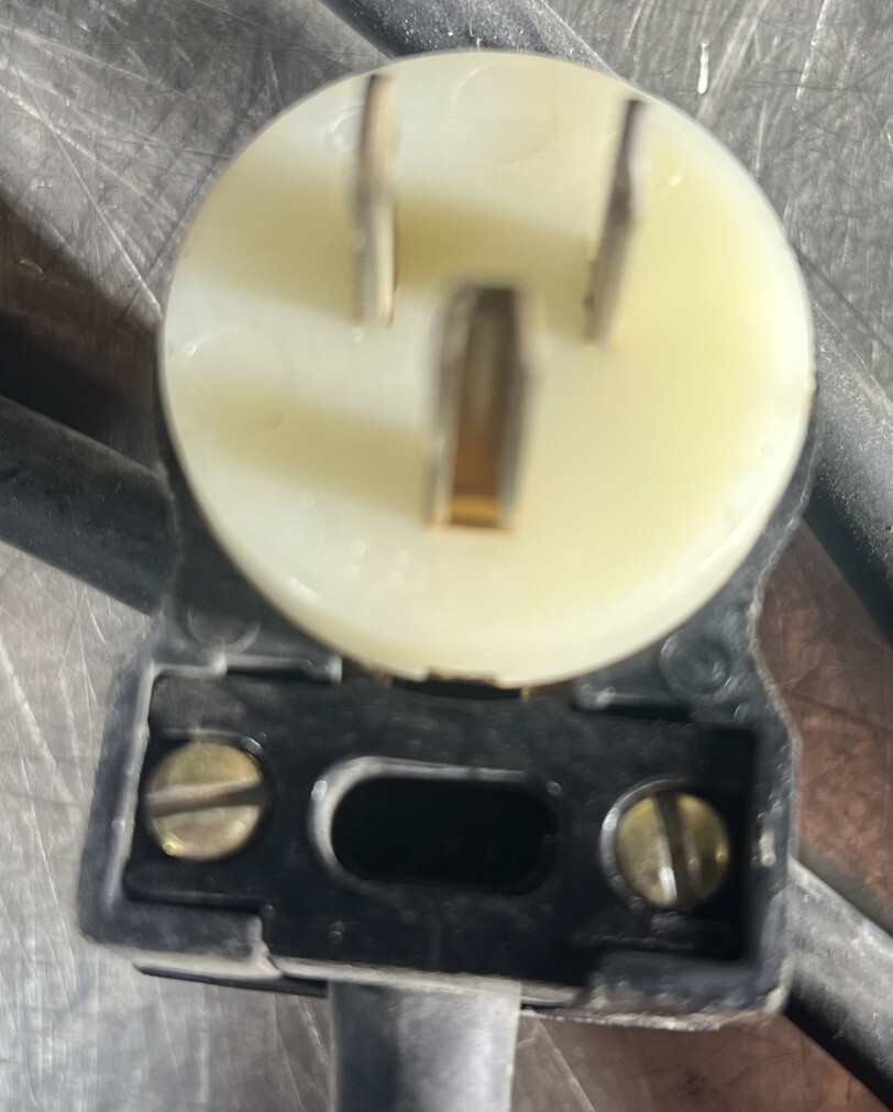 16/3 SOW-A 90 ELECTRIC CABLE. Hubble 15A.125/250V Ends. Used Surplus