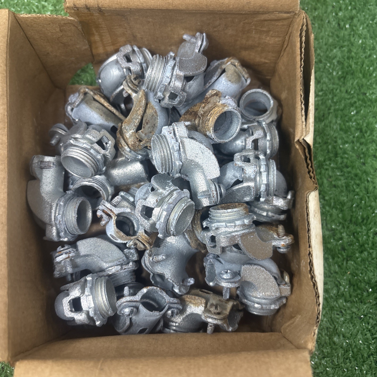 Appleton 7380V, 3/8″, 1/2″ Knockout, Iron, 90D, AC/Flex Connector, 25 Pieces