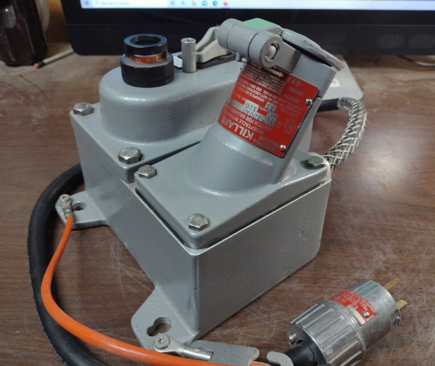 KILLARK UGFI20AD ACCEPTOR SEALED GFCI RECEPTACLE WITH SWITCH 20 AMP NEW NO BOX