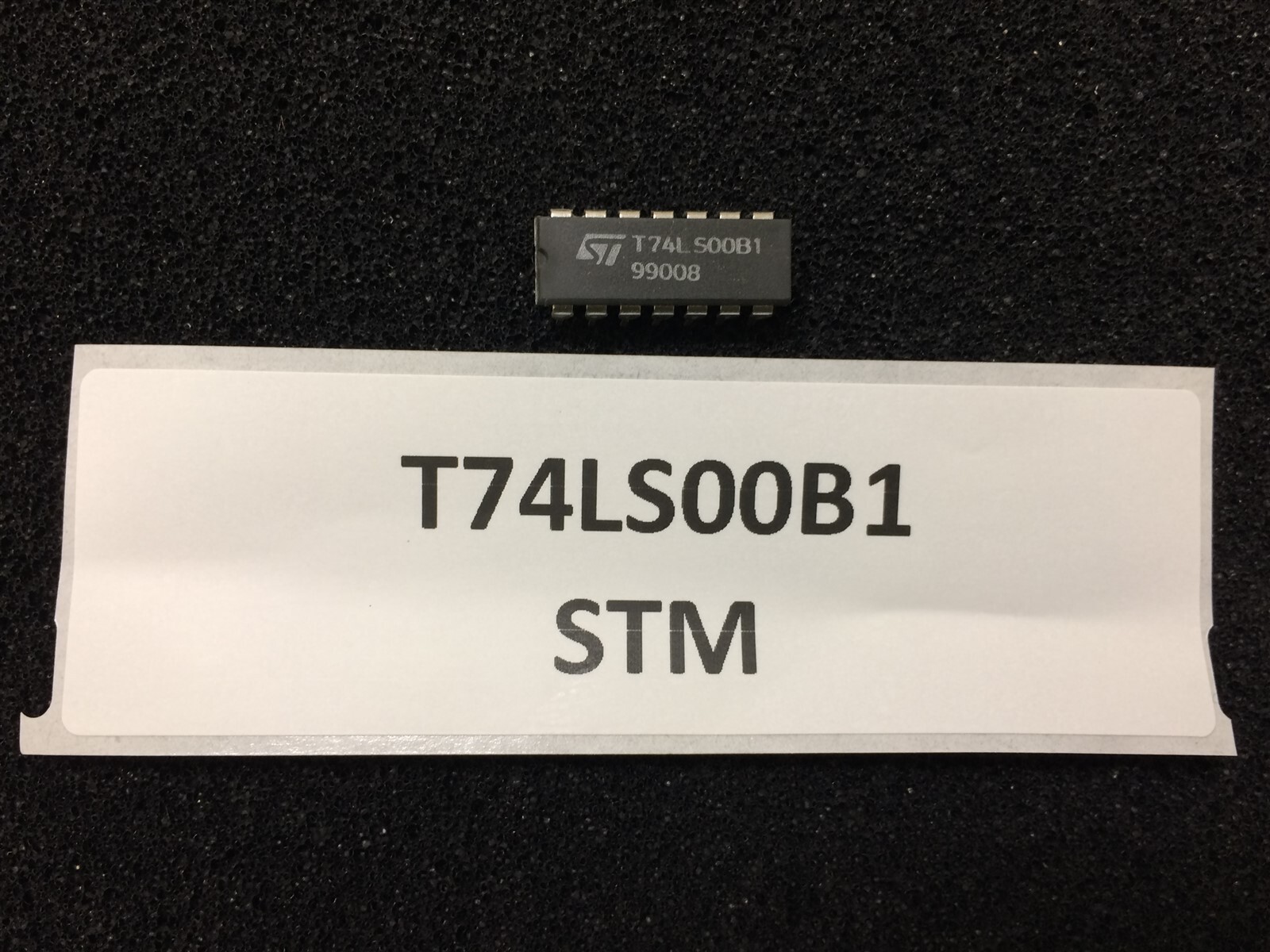 T74LS00B1 ST MICRO 74LS00PC IC Quad 2 Input NAND Gate 14 PIN PDIP 12 PIECES