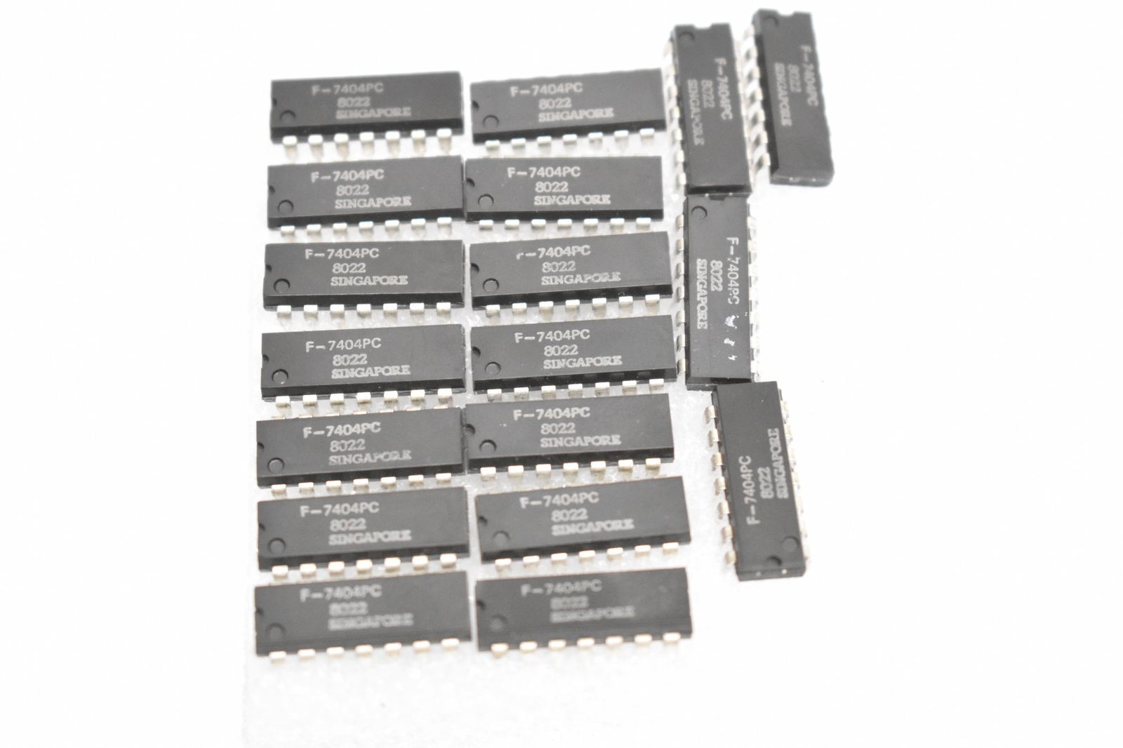 Unknown Brand F-7404PC Integrated Circuit Lot of 18