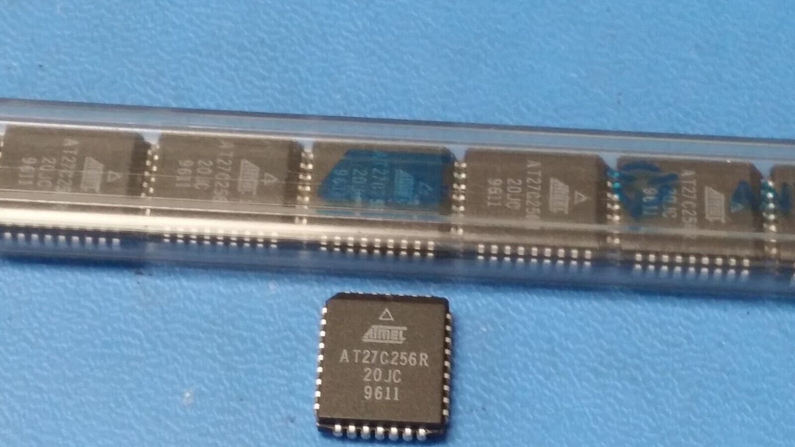 (2 PCS) AT27C256R-20JC ATMEL OTP ROM, 32KX8, 200ns, CMOS, PLCC32