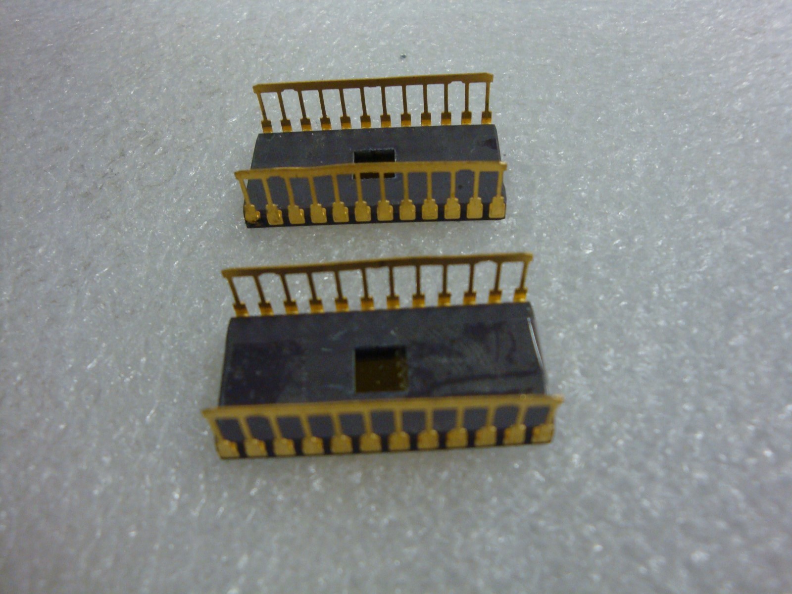Lot of 2 UNUSED RARE Vintage Collectible Integrated Circuit IC Chip gold