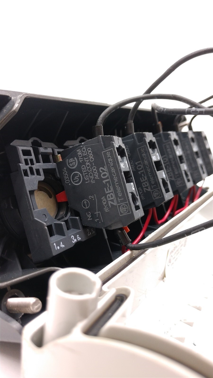 Telemecanique XAL-D/K-1-4X-H7 Enclosure, w/ 5 Buttons and Cable, Enc. Type 1, 4x