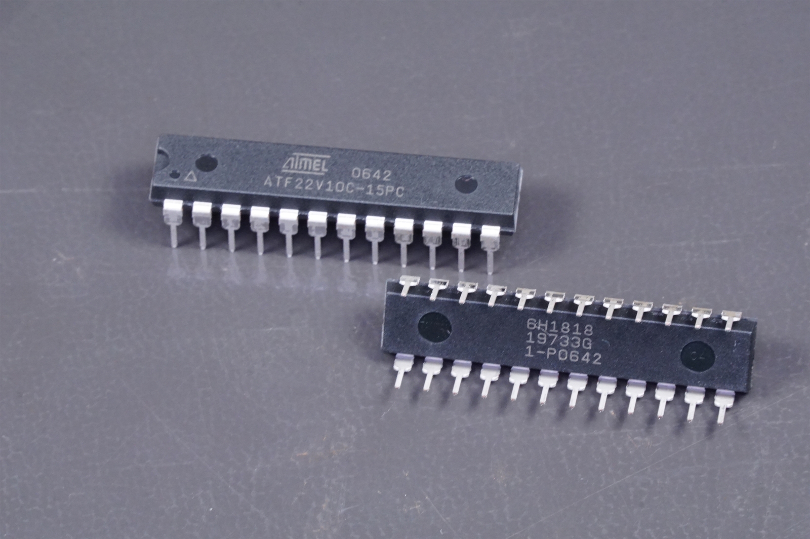 Lot of 2 ATF22V10C-15PC Atmel PLD Programmable Logic Device 5V 10 Macro 24-PDIP