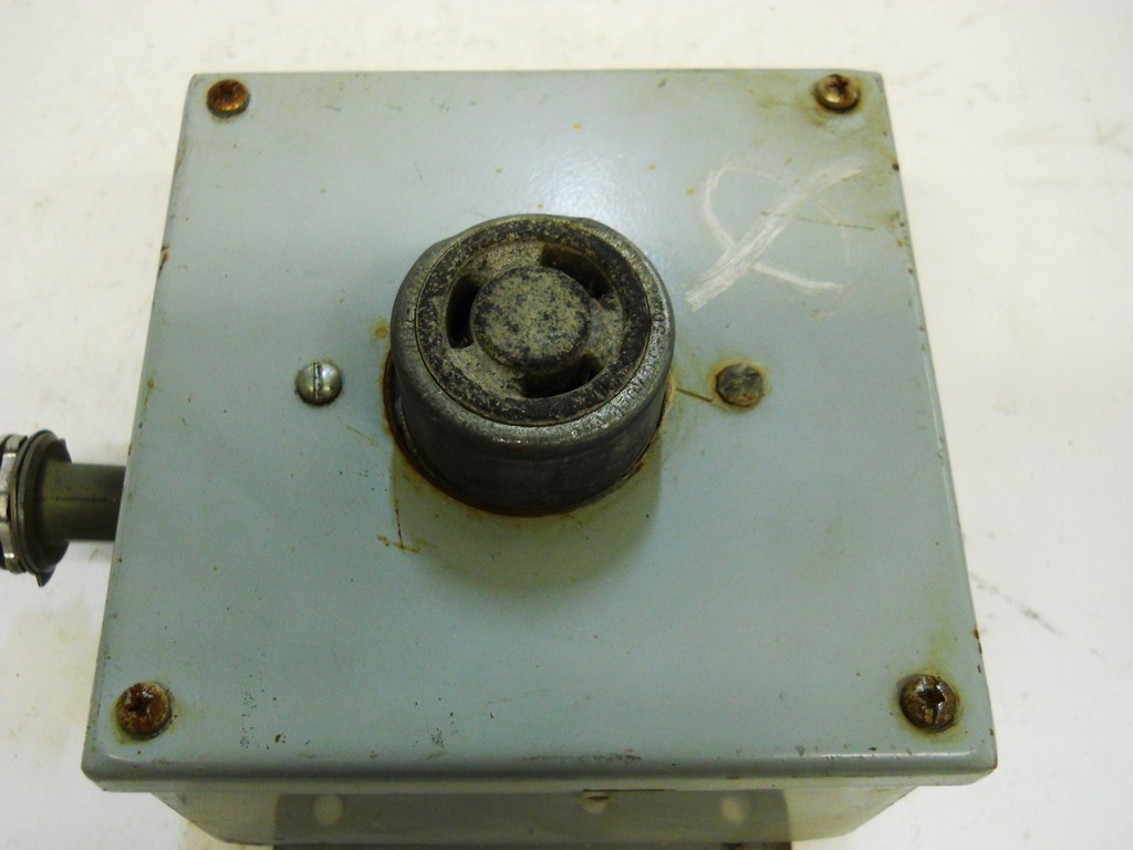 UNKNOWN BRAND ELECTRICAL ENCLOSURE W/ HUBBELL TWIST-LOCK RECEPTACLE