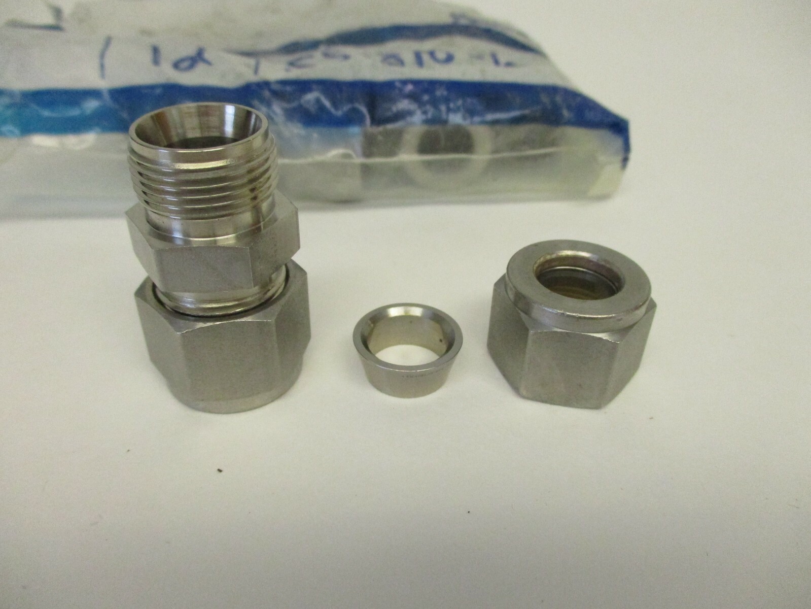 SWAGELOK SS-810-6 TUBE FITTING UNION, 1/2″ X 1/2″ 316 ( LOT OF 5)