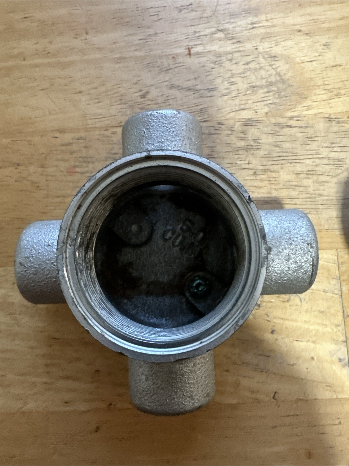 Crouse-Hinds GUAX14, (4) 1/2″ Hub, Iron, Explosionproof Conduit Outlet Box, 1 pc