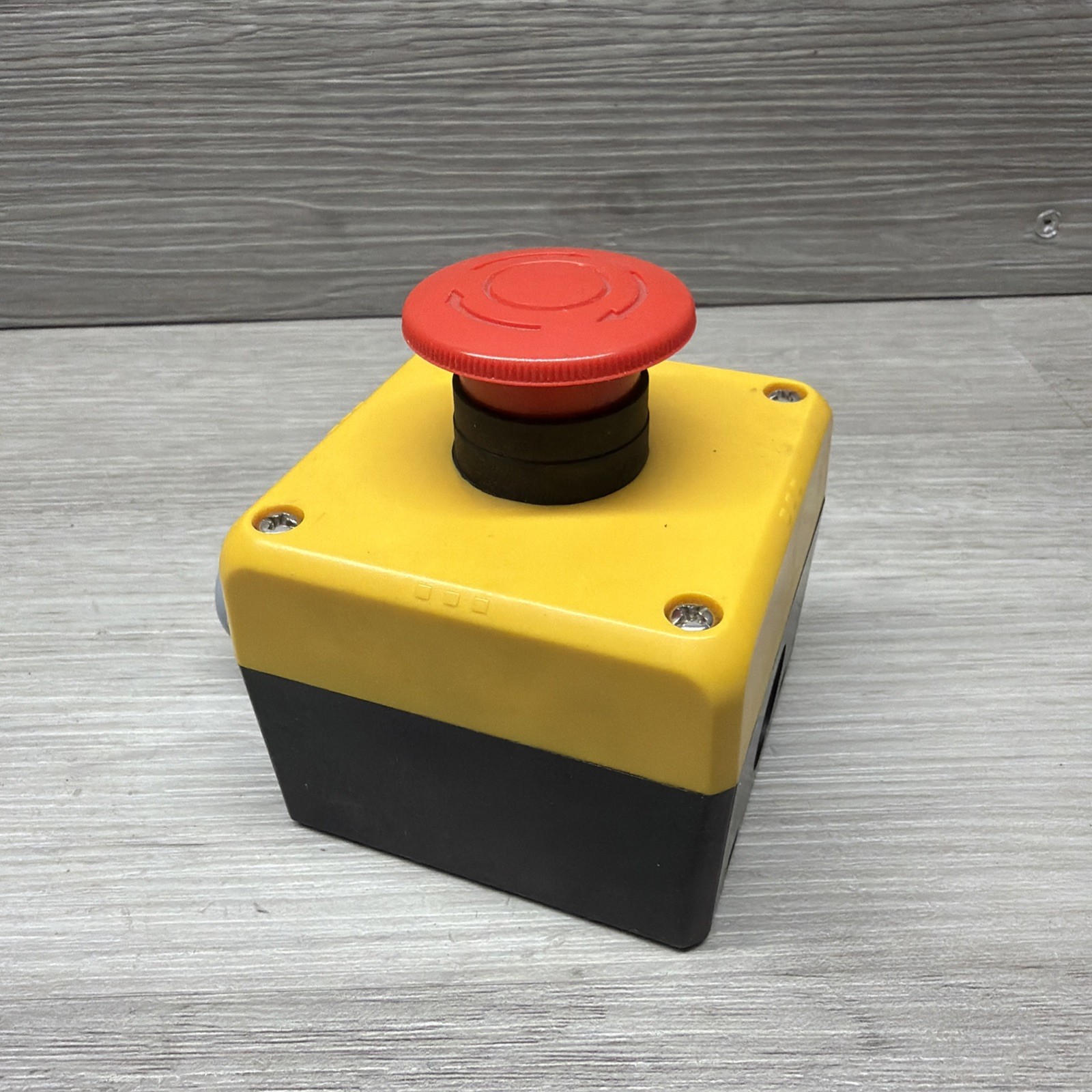 IDEC FB1W Twist Release Emergency Stop Button In Enclosure, 2 X NC, Tested