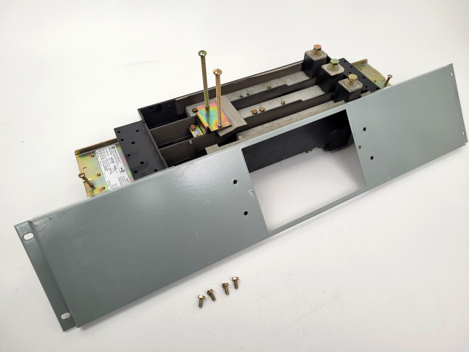 AMC3GMFP / AMC3GM GE Circuit Breaker Module 600A APN Panelboards 27″ Cover