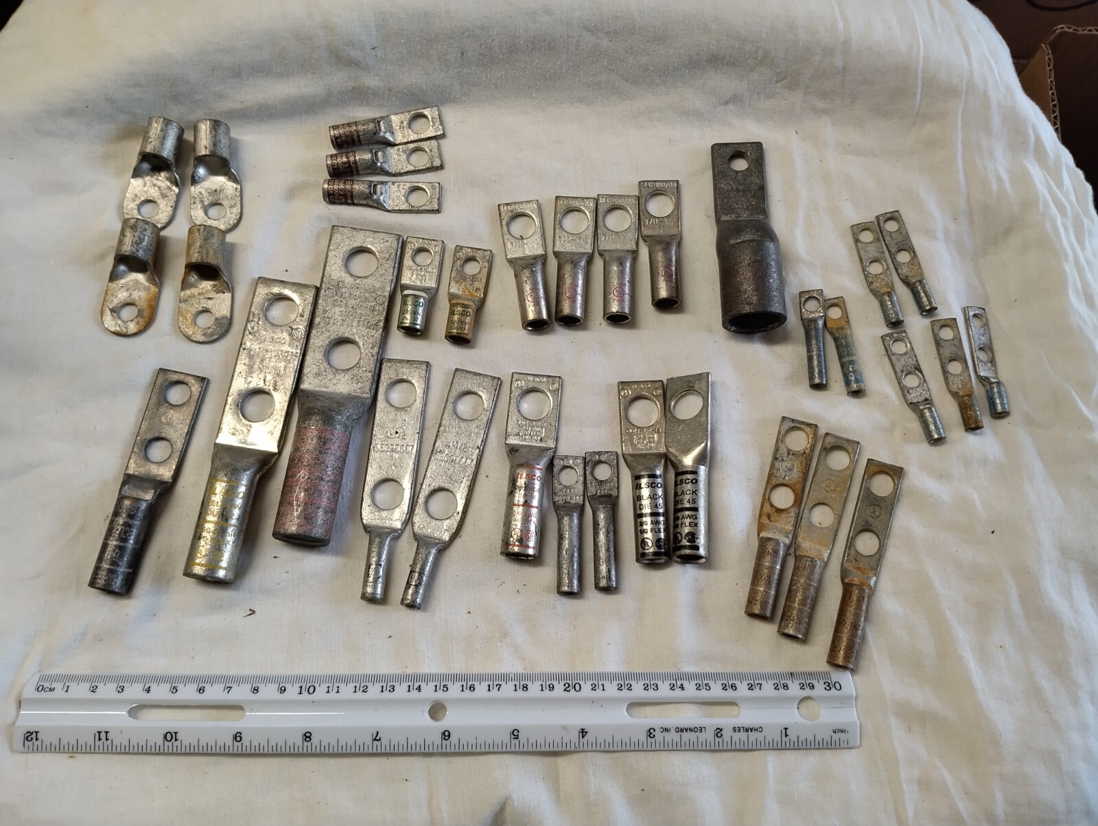 TOTAL 34 ASSORTED LUGS OF ILSCO AND BURNDY (LOT OF 34)