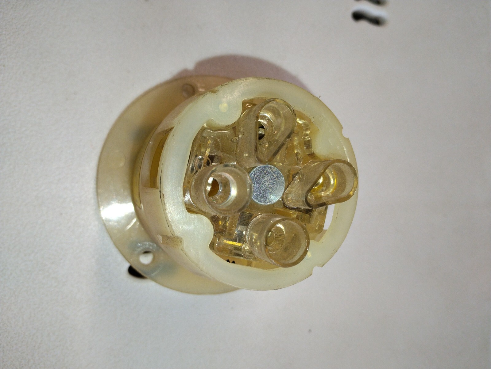HUBBLE 231A TWIST LOCK FLANGED FEMALE INLETS 20A 480V 30Y